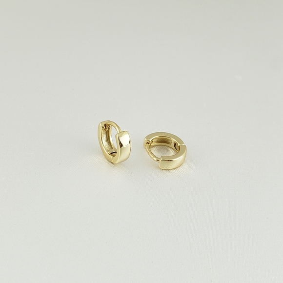 18K Gold Huggie Hoop Earrings - Picture 3 of 3